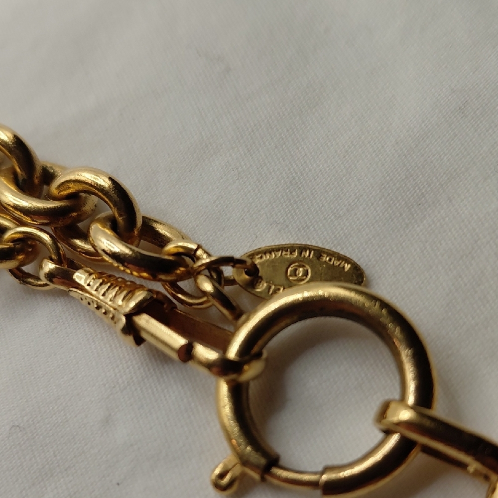 CHANEL Vintage 31 Rue Cambon Goldplated Medallion Necklace - Picture 8 of 9